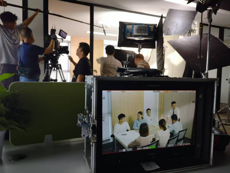 资中县TVC拍摄公司：科技产品视觉化大师，诠释未来感与功能美学